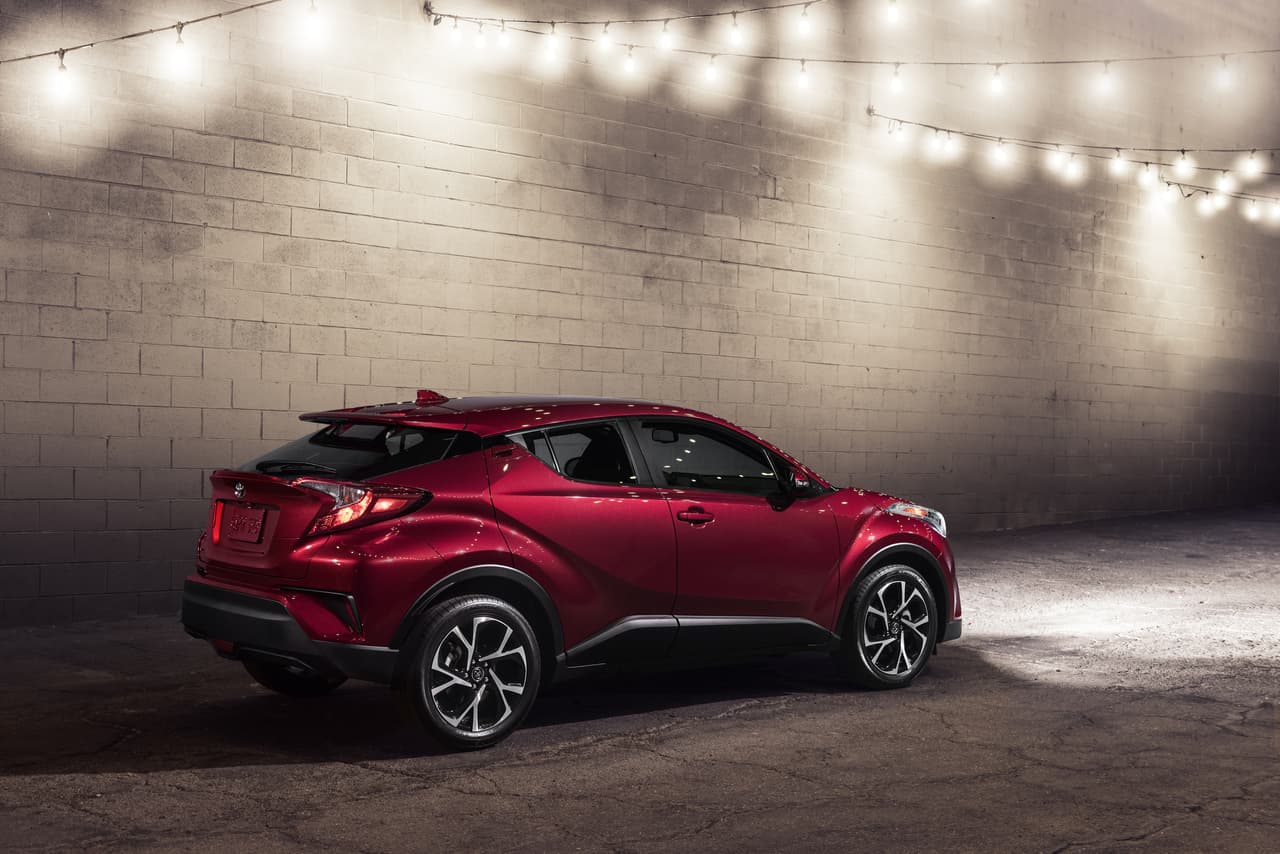 La Toyota CH-R 2018 llega para competir con vehículos con una apariencia mucho más convencional como la Honda CR-V, la Chevrolet Trax/Buick Encore y la Ford EcoSport recién presentada en el mismo show.