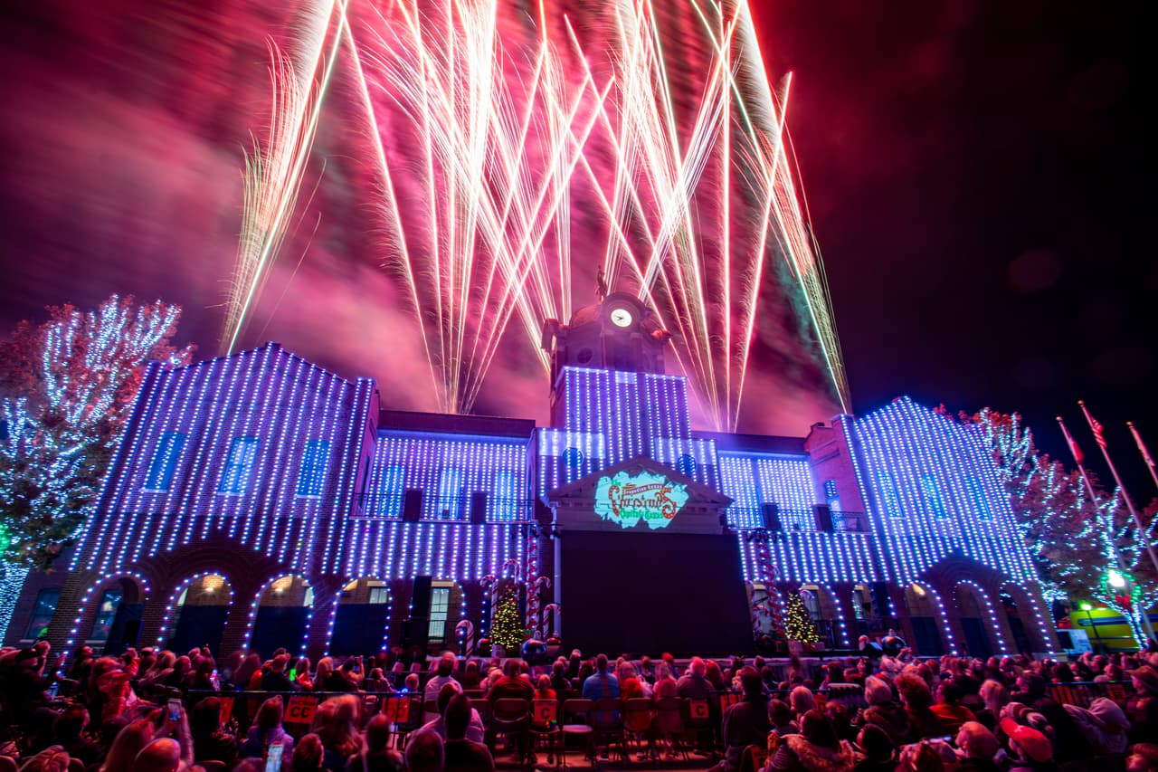 También puede reservar asientos para el espectáculo por solo $ 5. Puede reservar un asiento a partir del lunes 25 de octubre
<b>ingresando a <a href="https://gograpevine.com/event/caroloflights/" target="_blank">GoGrapevine.com.</a></b>
<br>