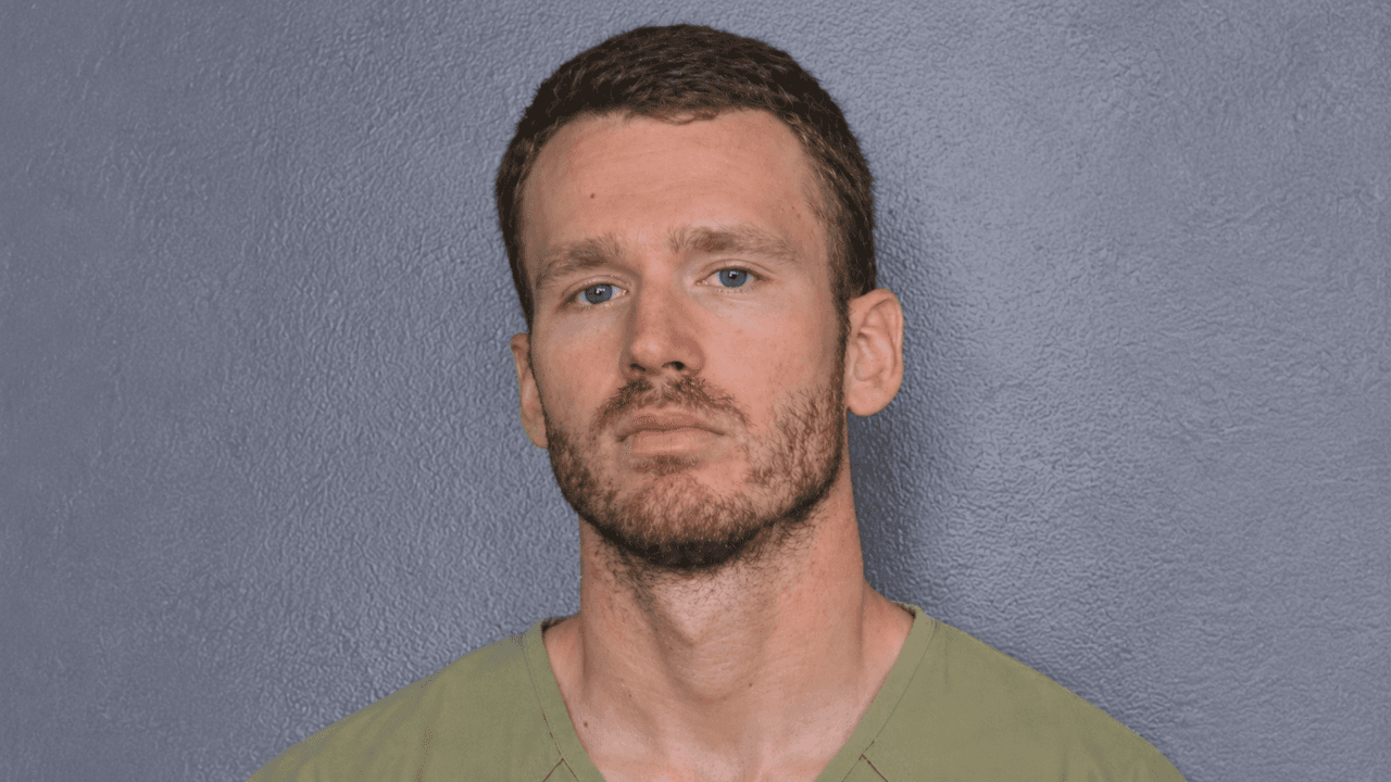 Agente de Florida usó los datos de un hombre fallecido para quedarse con su casa; ahora enfrenta cinco cargos graves
