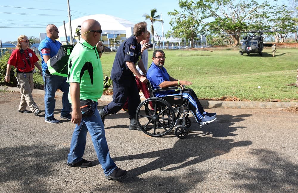 El paciente José Collert es trasladado del refugio médico de Puerto Rico al barco hospital Comfort, de la marina de EEUU, donde será operado.