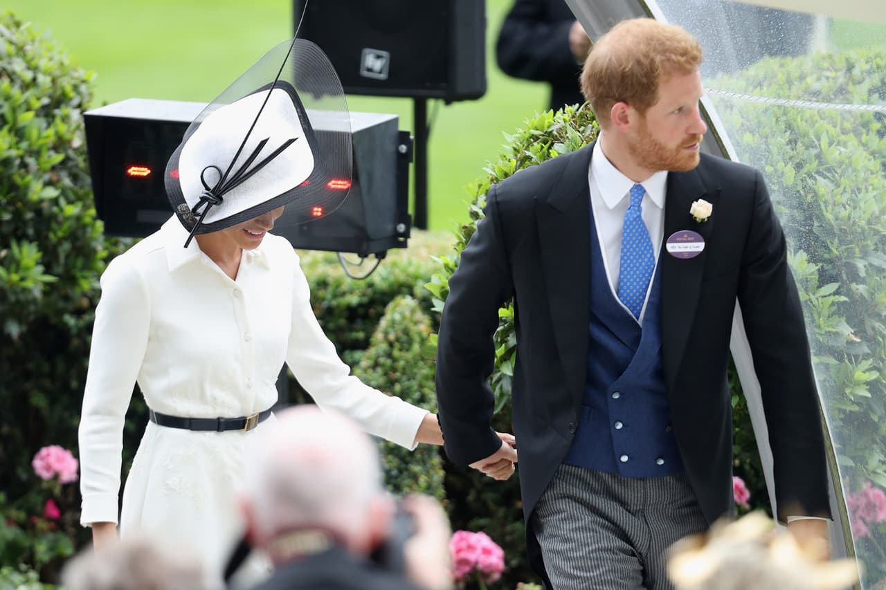 Aunque el gesto te llevar de la mano a su esposa
<b><a href="https://www.univision.com/entretenimiento/realeza/harry-y-meghan-ya-no-volveran-a-tomarse-de-la-mano-en-publico-y-no-es-por-protocolo-aqui-te-decimos-la-razon?utm_source=facebook&utm_medium=social&utm_campaign=ed_univision&utm_term=entretenimiento&utm_content=realeza">podría llegar a su fin para Harry</a></b>, no hay duda de que es un gesto que demuestra su cercanía entre ellos y la naturalidad en su manera de comportarse que otros miembros de la realeza no tienen.