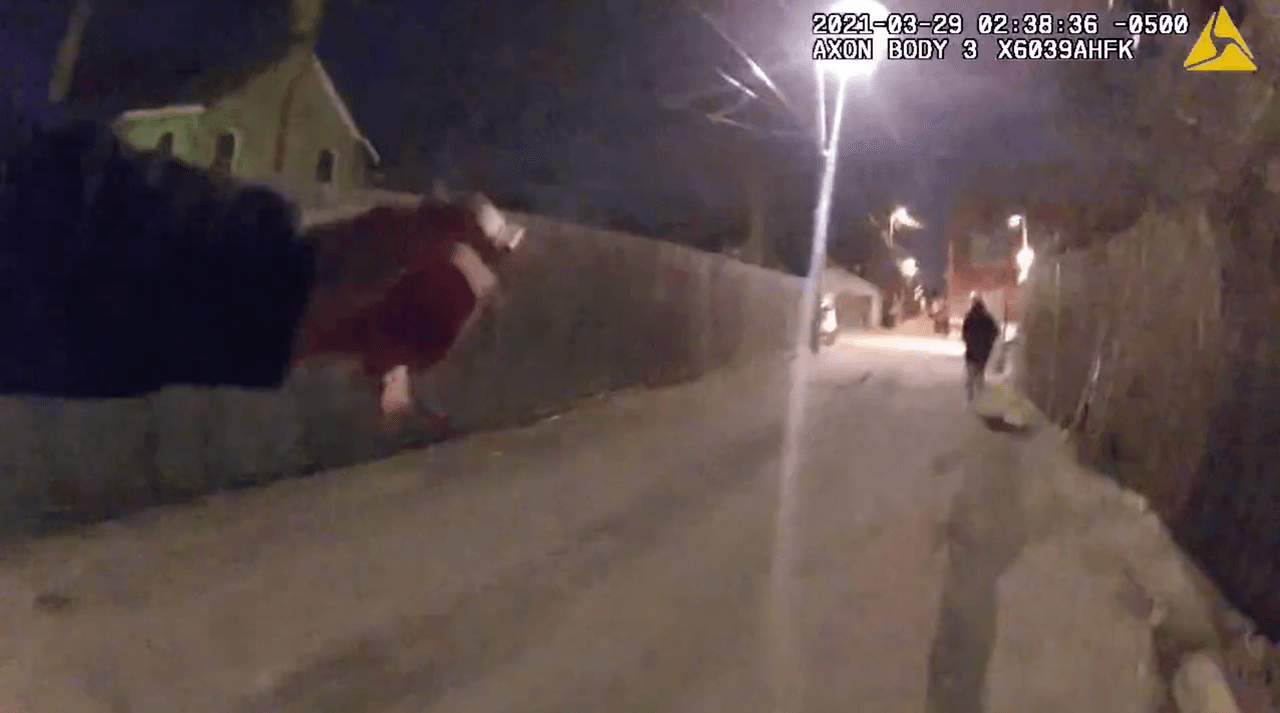 El
<a href="https://www.univision.com/local/chicago-wgbo/policia-disparo-adam-toledo-reportes-conducta-abuso-fuerza">policía</a> grita a Toledo y le pide que se detenga de inmediato. El niño sigue corriendo.