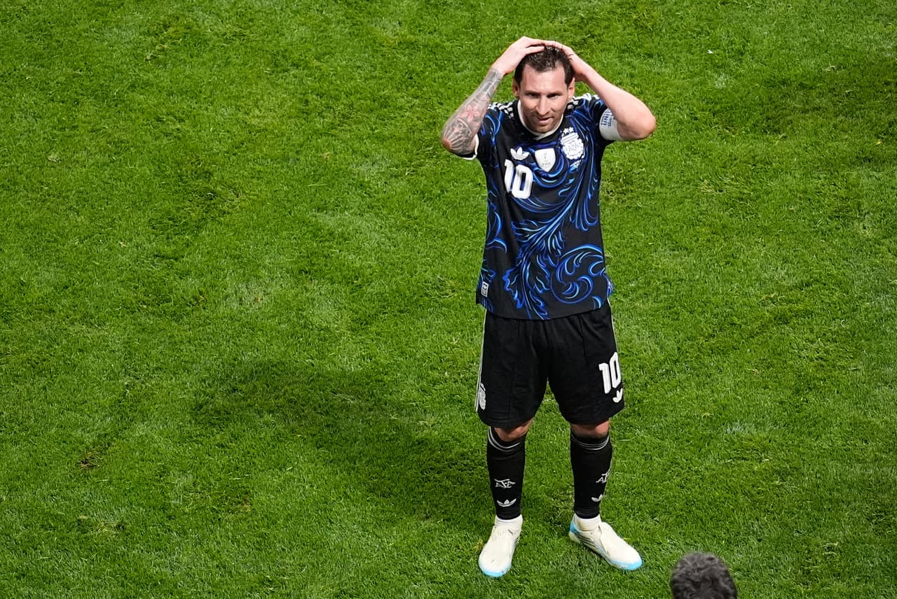 Messi observa el campo.