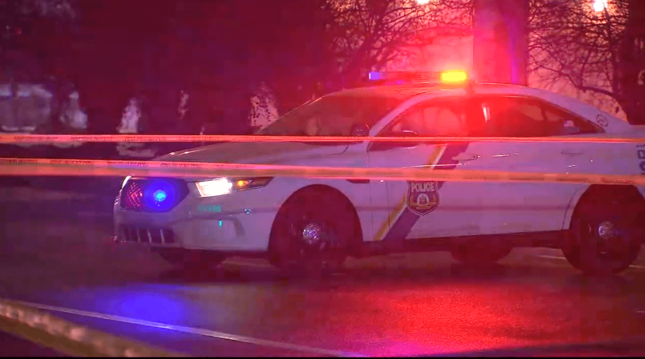 La policía dijo que aún no han identificado a la víctima del tiroteo, pero lo describen como un hombre de unos 20 años. Según el inspector jefe Scott Small, el hombre fue encontrado dentro de un vehículo que fue robado poco antes de las 6 p.m. en las calles 10 y Spruce.
<br>