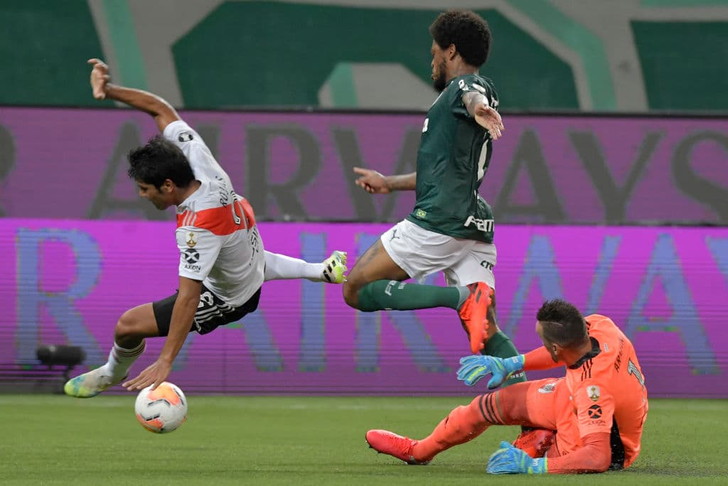 River logra vencer 0-2 al Palmeiras, pero con dos penales anulados por el VAR, los argentinos se quedaron a un gol de mandar la resolución a los penales.