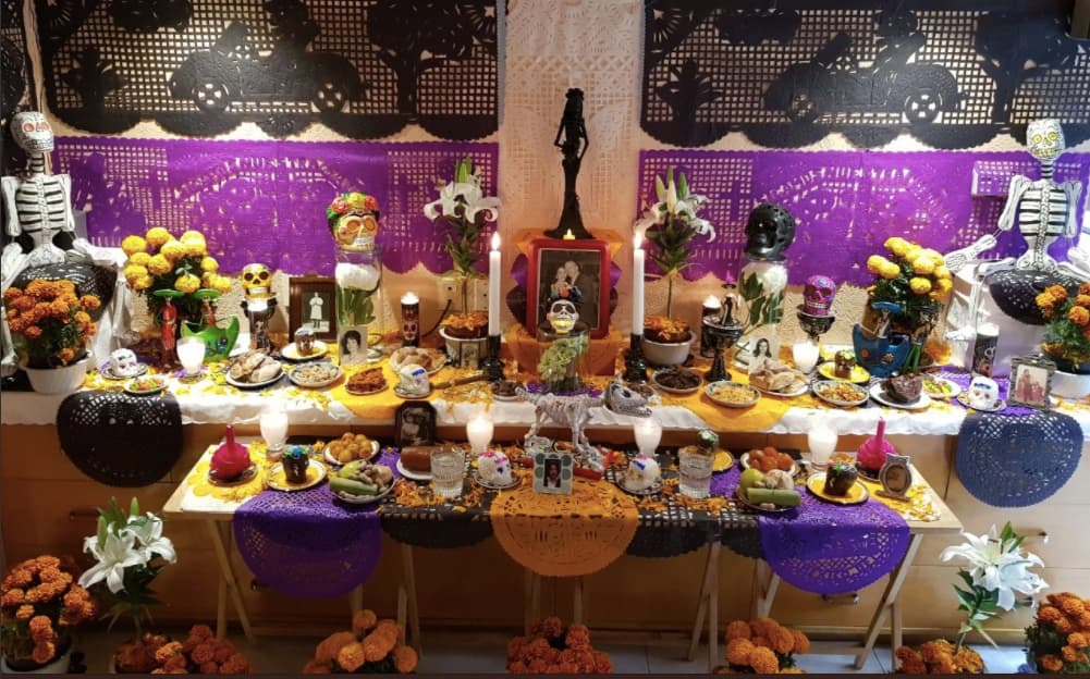 "Altar para nuestros muertos, Don Óscar, Lupita, Laila, Don Salvador, Doña Lupe, Don Jorge, Doña Esperanza, Esperancita y la mamá de Gaby", escribió Jorge Ortiz de Pinedo, quien puso esta ofrenda en casa.