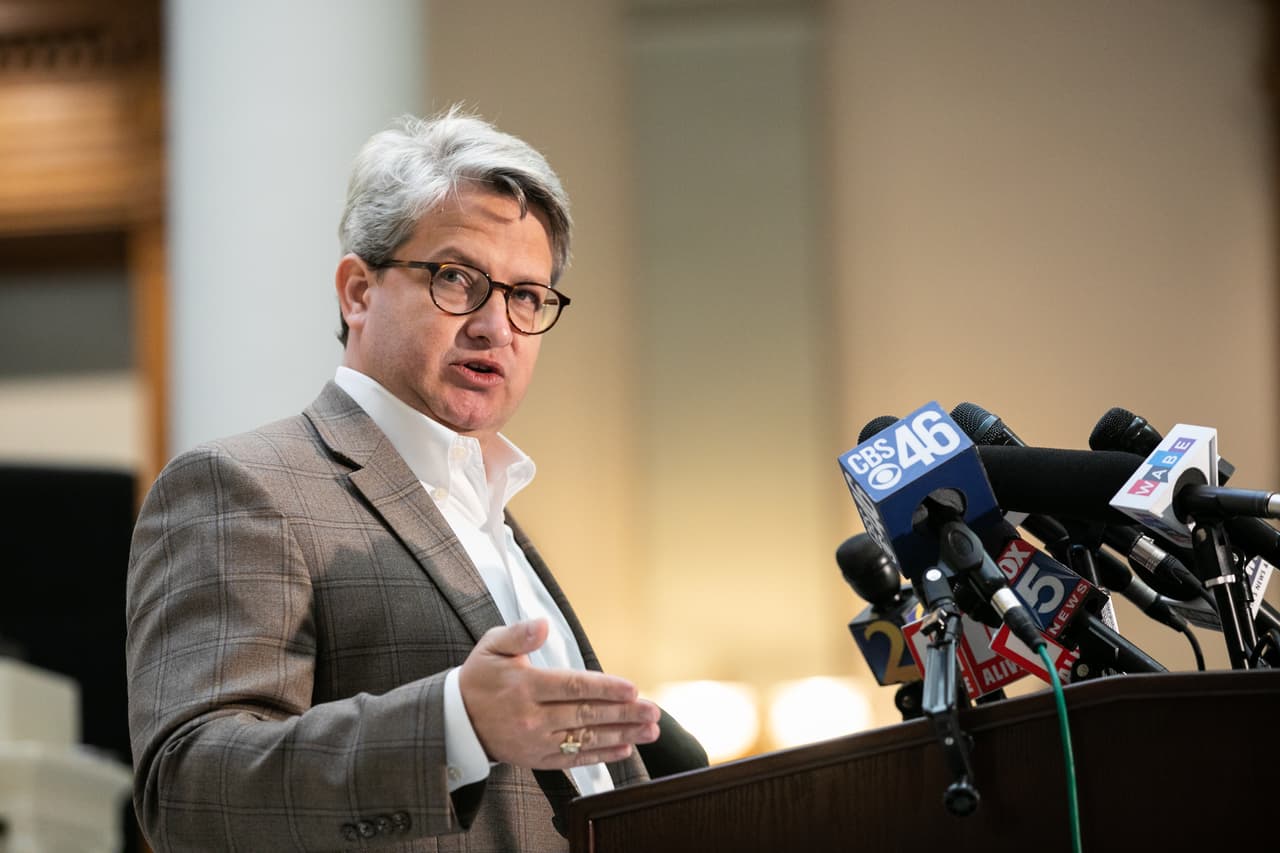 Gabriel Sterling, Gerente de Sistemas de Votación de la oficina del Secretario de Estado de Georgia, responde preguntas durante una conferencia de prensa sobre el estado del conteo de boletas el 6 de noviembre de 2020 en Atlanta, Georgia.