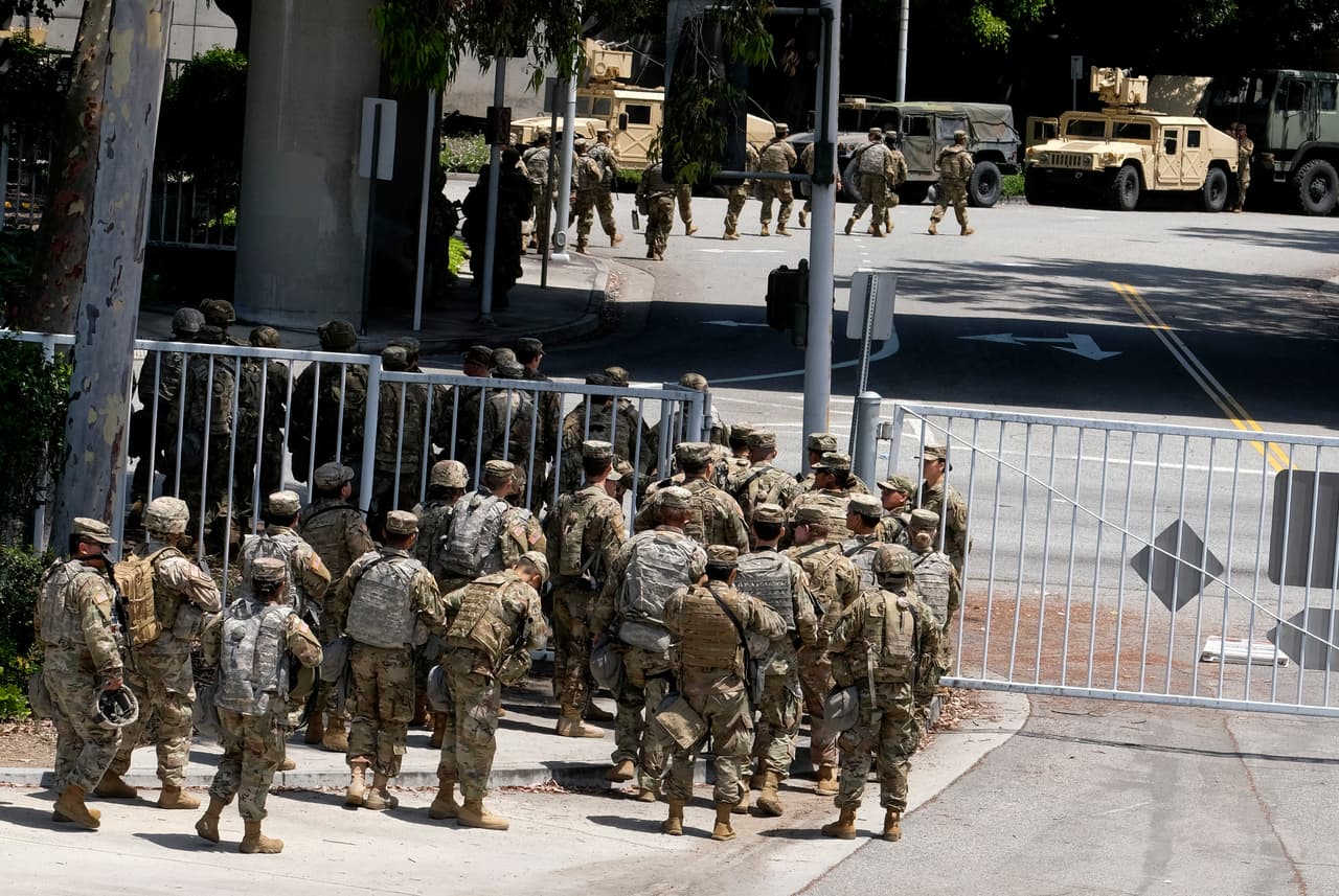 Garcetti también indico que de ser necesario los guardias nacionales podrían recibir otras órdenes conforme se desarrollen los disturbios.
