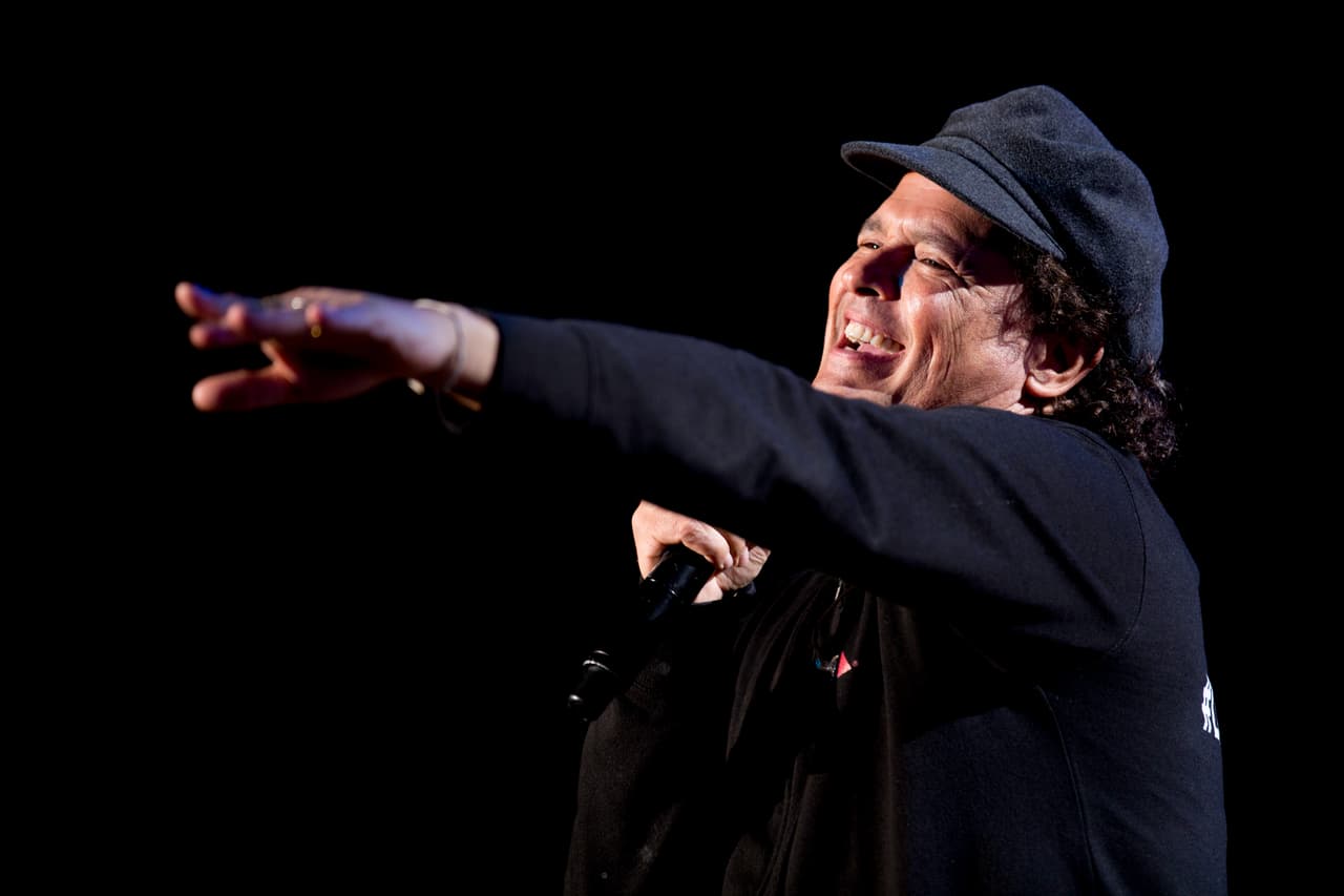 Carlos Vives bromeaba con los pocos presentes que le pedían seguir probando el sonido.