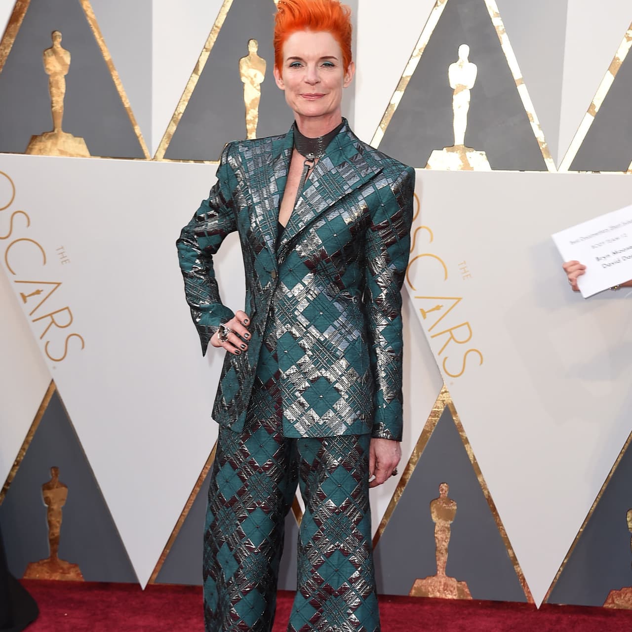 No es David Bowie es la diseñadora Sandy Powell en los Oscar.