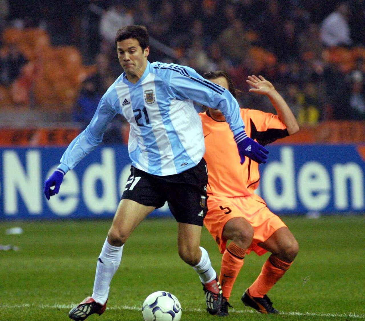 Jugó para la selección de Argentina de 1999 hasta el 2004.