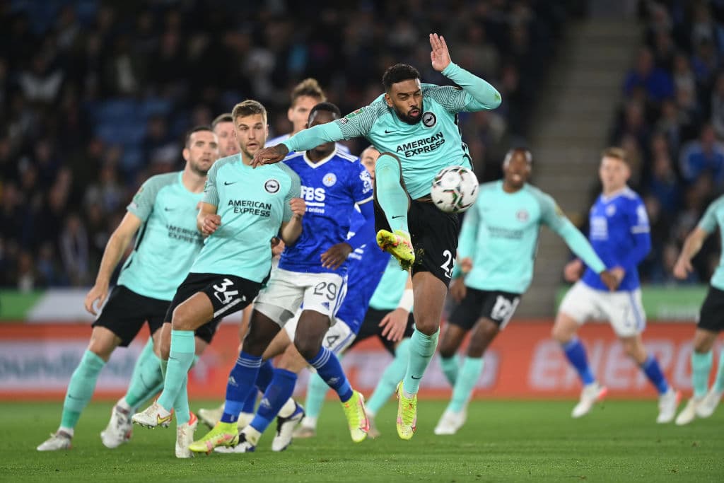 Leicester City consigue su clasificación a cuartos de final de la Carabao Cup tras derrotar, en tanda de penales a Brighton and Hove Albion (4-2). En tiempo regular, Barnes y Lookman anotaron para los 'Foxes', mientras que para los 'Seagulls' fueron Webster y Mwepu.