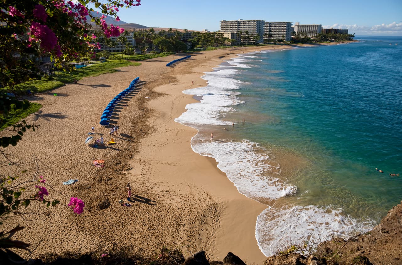 <b>Puesto 17. Kaanapali Beach. Lahaina, Hawaii</b>
<br>
<br>En TripAdvisor colocan esta playa como una "de las mejores de Maui", elegida por ser maravillosa para "relajarse y practicar deportes acuáticos".