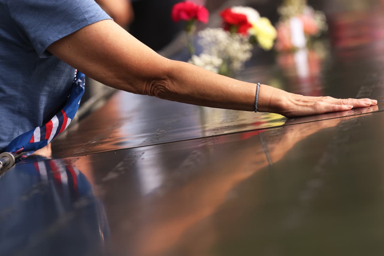 El estrado donde usualmente se leen los nombres de las víctimas no fue instalado, y en su lugar, se presentó un video grabado por los familiares, donde mencionaban a los fallecidos.