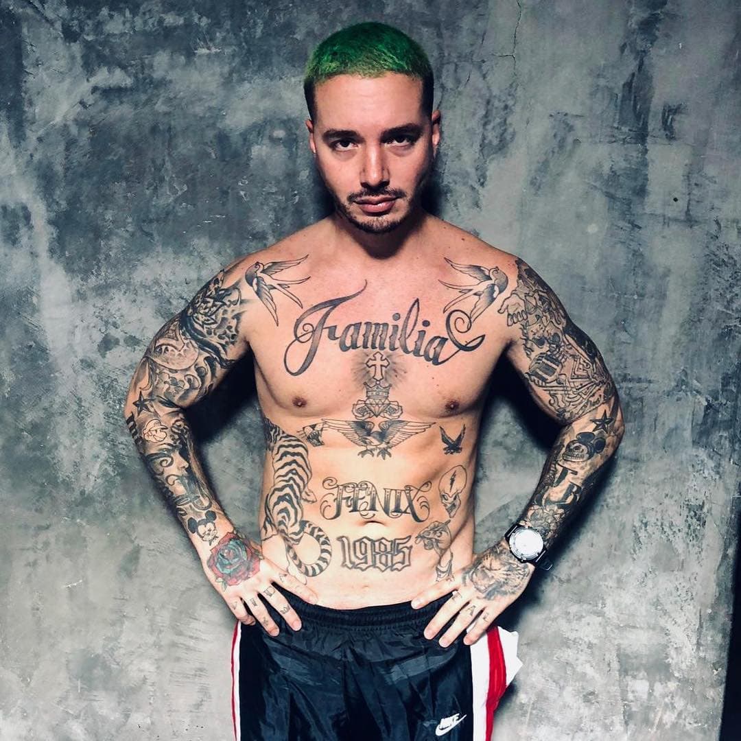 J Balvin es bien conocido por la gran cantidad de tatuajes que lleva en la piel. Pocos saben que el colombiano, quien está nominado a
<b><a href="https://www.univision.com/especiales/premio-lo-nuestro" target="_blank">12 categorías en Premio Lo Nuestro 2019</a></b>, se hizo su primer diseño cuando solo tenía 12 años.
<br>