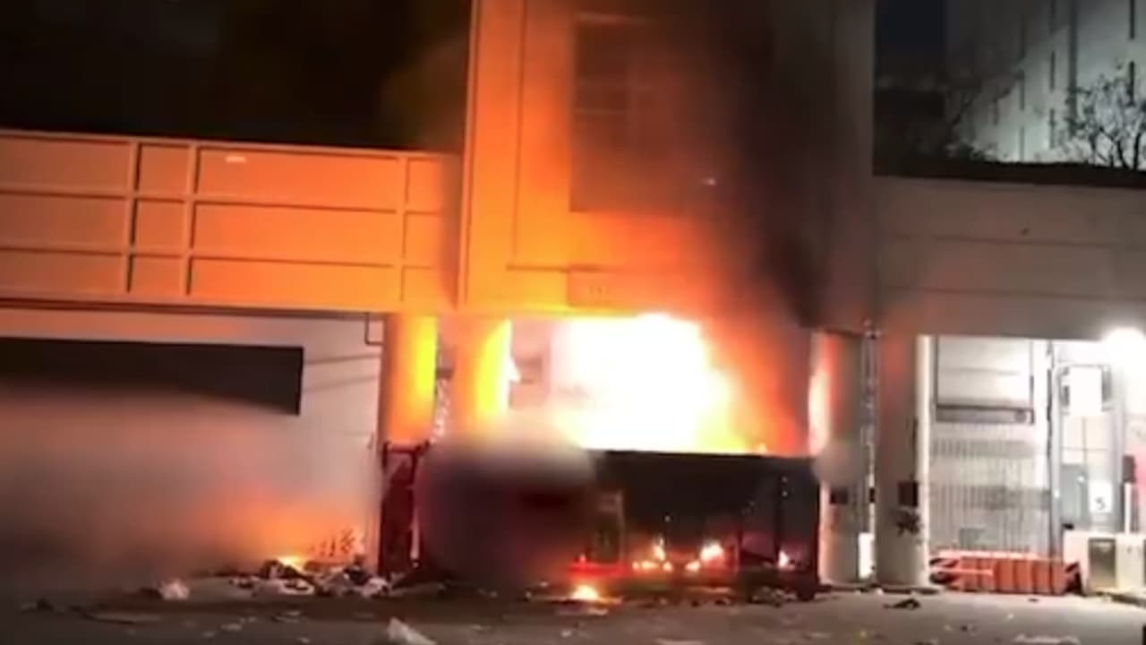 Manifestantes contra ICE queman contenedor afuera de centro de detención en Los Ángeles