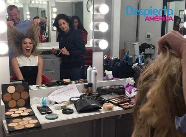 Maquillaje y retoque antes de salir al aire. Lele se uso en mano de los expertos en belleza.