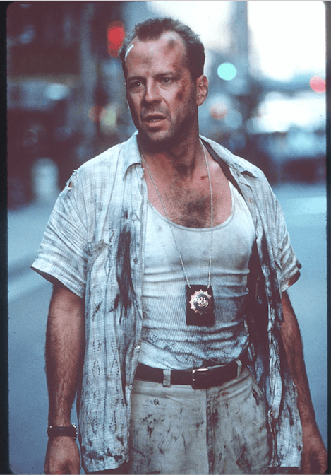 'Die hard' es la historia de un policía de Nueva York que viaja a Los Ángeles para pasar Navidad con su esposa, Holly Gennaro, que está en una fiesta en el Nakatomi Plaza, a donde llegará un grupo de terroristas al mando de Hans Gruber, buscando robar el dinero que está en la bóveda del edificio.