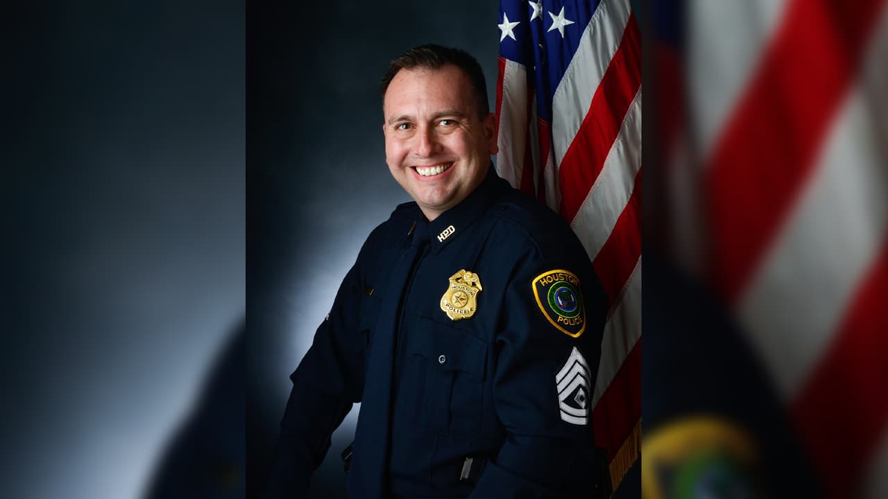 El lunes 9 de noviembre alrededor de la 1:30 p.m., el sargento Ríos, de 47 años, recibió un disparo mortal mientras estaba en su vehículo en la cuadra 7900 de la vía de servicio de la autopista North Freeway (Interstate Highway 45 North).