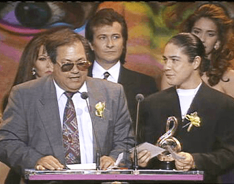<b>1995</b>
<br>Premio Lo Nuestro se vistió de luto, pues la muerte de Selena Quintanilla fue un golpe duro al mundo de la música. El público aplaudió de pie cada uno de los reconocimientos que la 'Reina del Tex- Mex' ganó. Su familia recibió con gran emoción las preseas de la joven cantante.