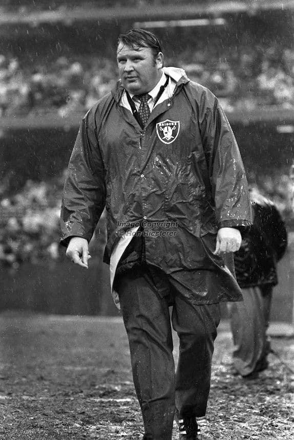 El retiro como jugador a temprana edad le permitió desempeñarse como coach y en 1969 asumió dicho cargo como Head Coach de los Oakland Raiders. Madden tenía 32 años cuando obtuvo ese cargo.