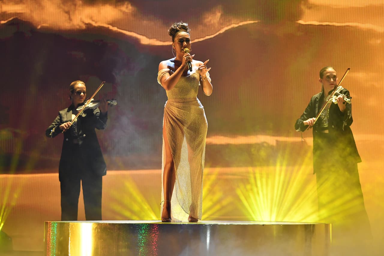 <b>Kali Uchis</b> se presentó en el escenario para interpretar su tema
<b><a href="https://www.univision.com/shows/premios-juventud/kali-uchis-trae-ritmo-y-sensualidad-a-premios-juventud-con-su-telepatia-video" target="_blank">'Telepatía'</a></b>.