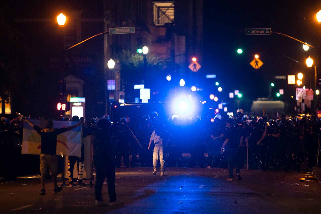 La policía apostada en una calle de Louisville, Kentucky, durante la protesta del 29 de mayo de 2020 por la muerte del afroestadounidense George Floyd.
