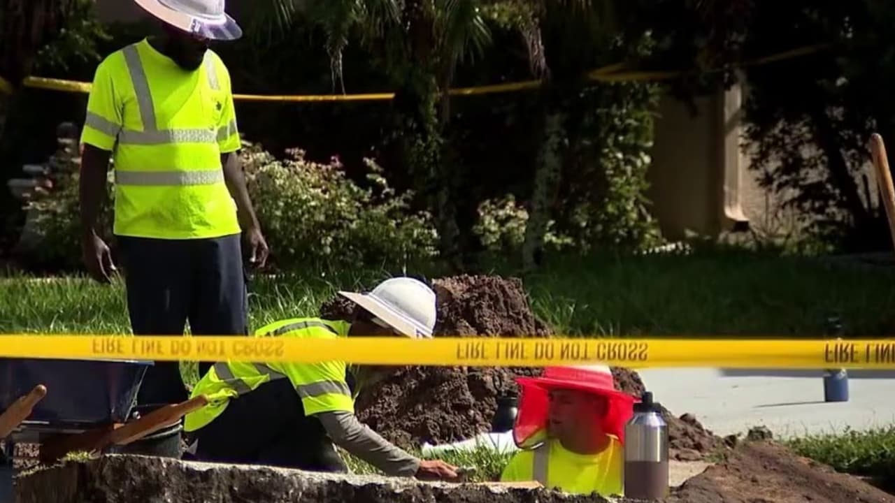 Socavón de 10 pies en vecindario obliga a evacuar dos casas: ¿qué lo provocó?