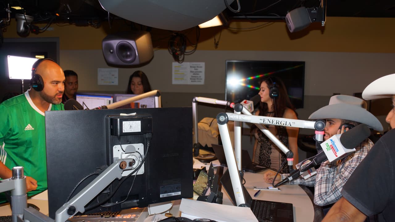 Carla Medrano enamoró a Gerardo Ortiz durante la entrevista del artista con 'El Bueno, La Mala y El Feo'.