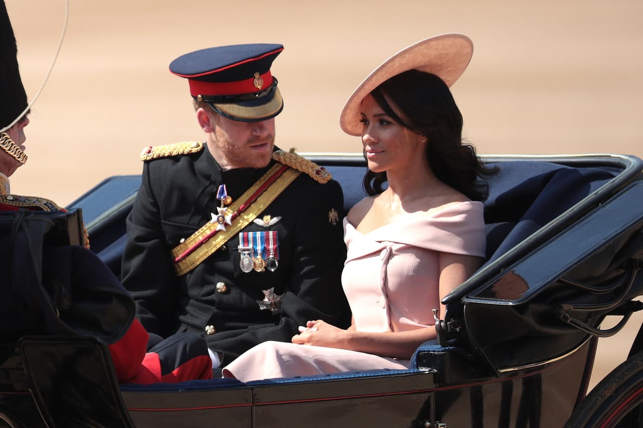 Antes de su llegada al Palacio de Buckingham para la celebración del cumpleaños oficial de la reina Isabel el pasado 9 de junio, los recién casados mantuvieron una actitud seria y en pocos momentos cruzaron palabra, pero eso cambió poco después.