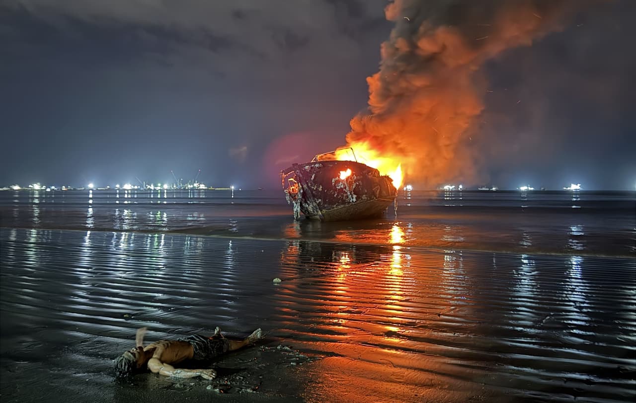 “Un dolor inmenso”: pescadores de Manta, Ecuador, pierden sus barcos y su sustento tras devastador incendio en el puerto