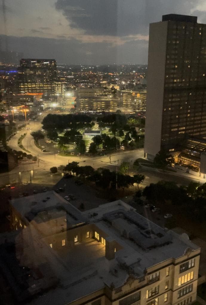 Los edificios del centro de Dallas se iluminaron cuando se entró por 4 minutos en penumbra. Aquí eran la 1:40pm.