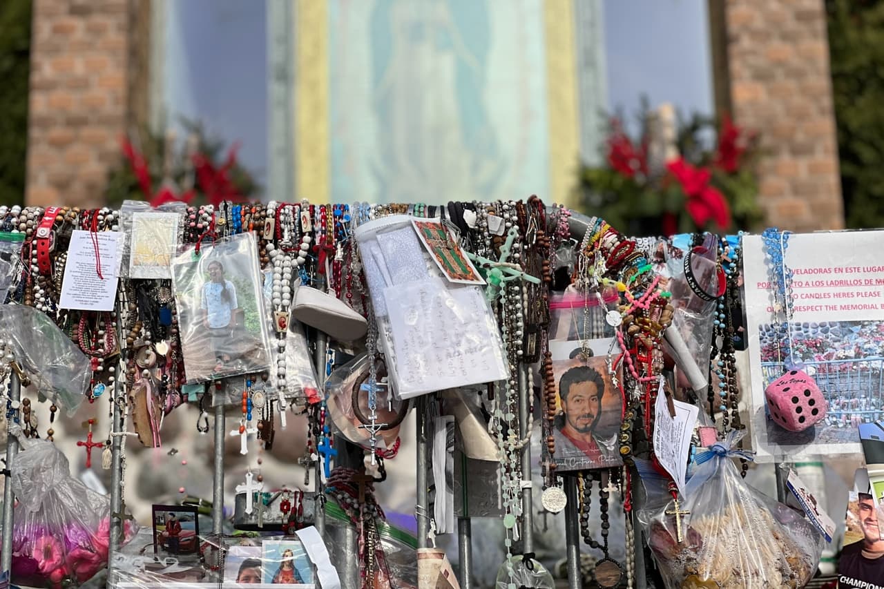 Miles de personas que llegan en peregrinaciones
<b>dejan ante el altar de la Virgen de Guadalupe un recuerdo o milagro</b>, en agradecimiento a los favores concedidos. También muchos piden su bendición para continuar con sus vidas. La primera réplica de la imagen de la Virgen de Guadalupe fue enviada desde México en 1996.