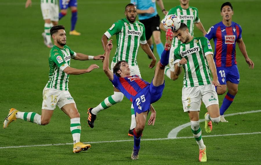 Real Betis no puede con Eibar, pierde 0-2 y se encuentra a dos posiciones del descenso en La Liga. Yoshinori Muto se encargó de hacer el primer tanto para su equipo, seguido de Esteban Burgos, quien cobró penal a favor de su equipo para llevarse la victoria en el Benito Villamarín.