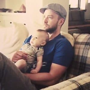 En la entrevista, el cantante muy orgulloso confesó que las primeras palabras de su hijo fueron "da-da".