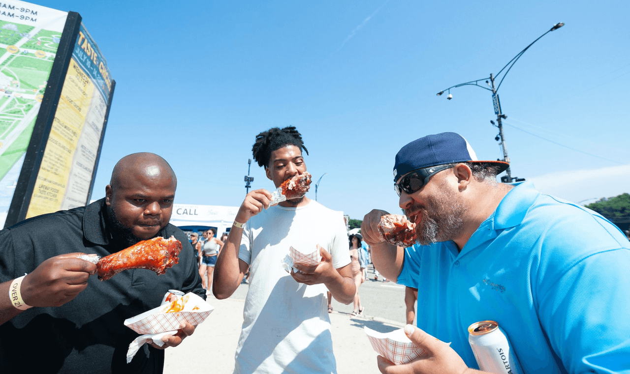 <b>Sábado, 10 de julio: Taste of Chicago estará en tres ubicaciones distintas. </b>
<br>
<br>1-
<i><b>Hatchery en la cuadra 135 al norte de Kedzie Ave., comenzando a las 10AM</b></i>. “Taste of the West Side” ofrecerá música en vivo, demos de comida, negocios locales e instalaciones artísticas.
<br>
<br>2-
<i><b>Eli’s Cheesecake Company en la cuadra 6701 al oeste de Forest Preserve Dr.</b></i>, Eli's Cheesecake y Robinson’s No. 1 Ribs ofrecerán cheesecakes y una selección de costillas, junto con música en vivo.
<br>
<br>3-
<i><b>Comunidad West Englewood en la cuadra 6300 al sur de Wood St., comenzando a la 1PM,</b></i> visitantes podrán comprar comida de negocios lovales, visitar el jardín de cervezaas y relajarse en casetas de cenar; mientras disfrutan músicos locales, bailarínes y DJs. Habrán actividades para niños.