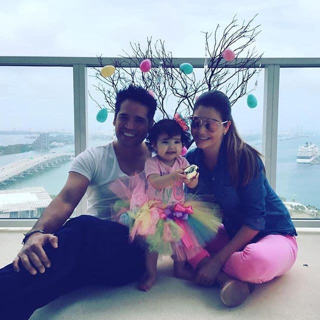 Baby Giulietta y sus papis te desean un feliz día de Pascua. (Marzo 27, 2016)