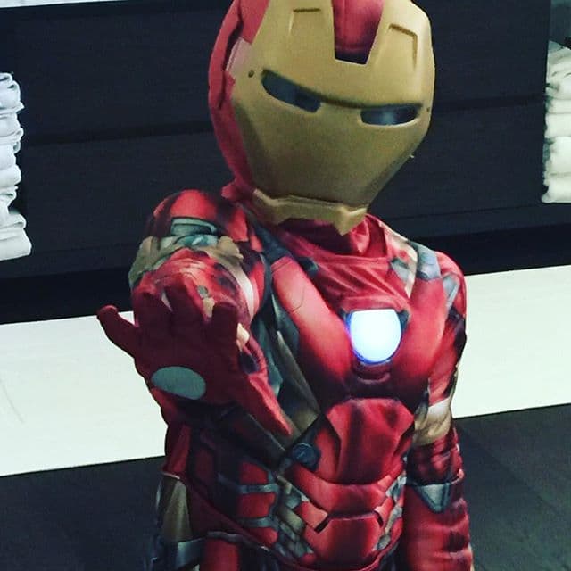 Además, Gali compartió esta foto de su hijo vestido de Iron Man.