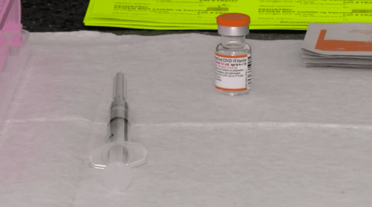 <b>Envase con tapa naranja</b>
<br>“Preguntar no es ofender, así que la persona que va a administrar la vacuna tiene que enseñarle a los padres que se trata de la dosis adecuada, para evitar errores”, explica el pediatra Dr. Beny Rub. Según Rub el envase de la vacuna que se le aplica a los menores de 11 años tiene una tapa de
<b>color naranja</b>. La tapa de la dosis destinada a los de 12 años o mayores es de
<b>color púrpura</b>.
<br>