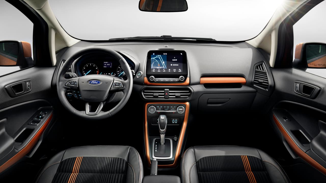 El tablero de controles e instrumentos de la nueva Ford EcoSport es uno de sus mejores atributos. Aquí vemos el interior del modelo SES con acentos en cobre.