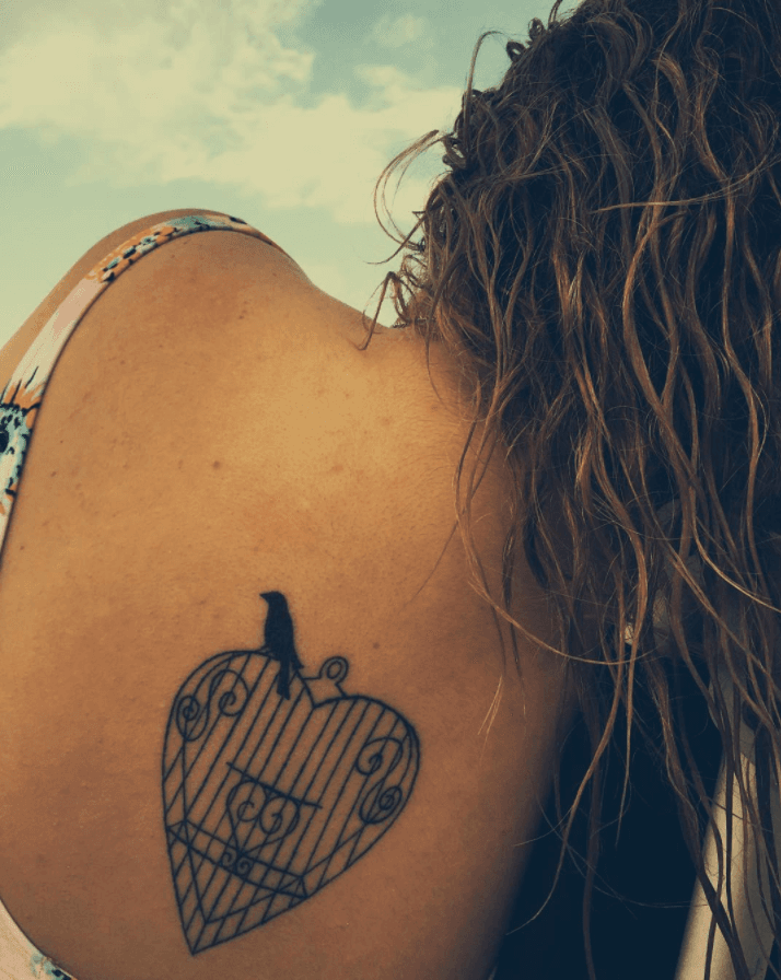 Por último, nos confesó qué tiene en su mesa de noche: "fotos".