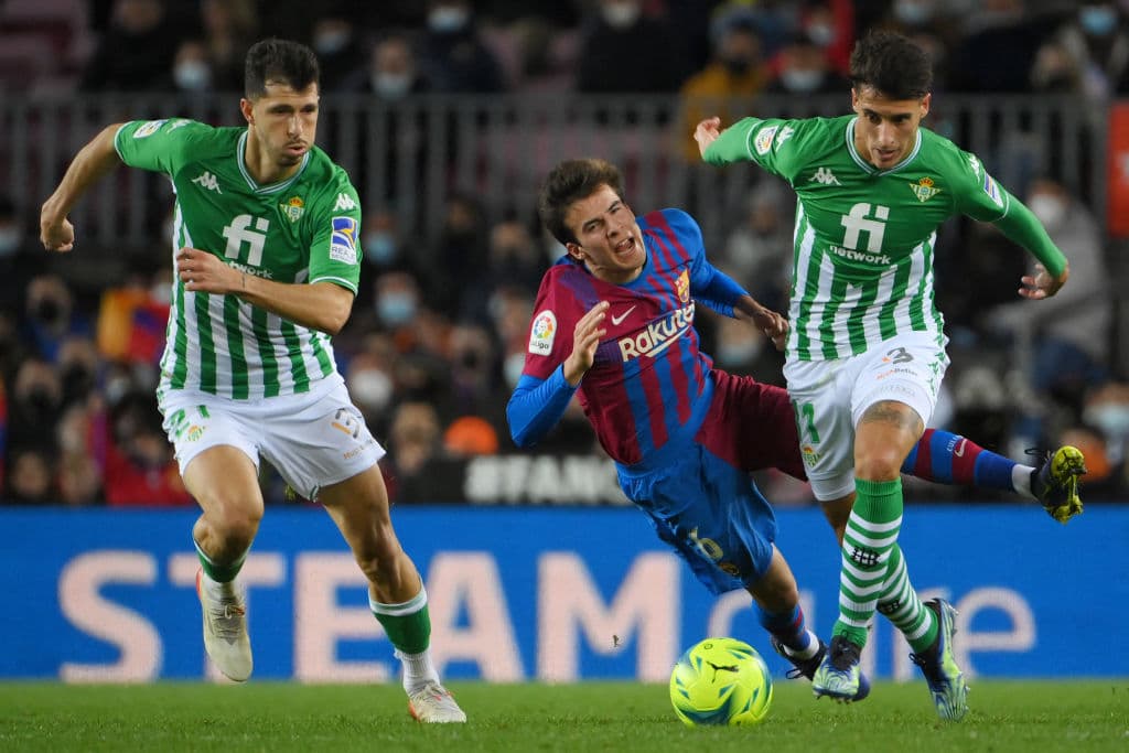 Barcelona no logra levantar frente al. Betis, caen 0-1 y se mantienen en el séptimo lugar con 23 unidades.