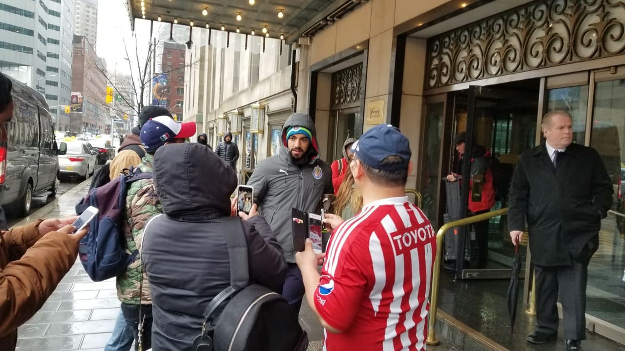Fanáticos llegaron al sitio donde Chivas de Guadalajara se hospeda para apoyar a los jugadores previo al partido de ida de la final contra Toronto FC en la Liga de Campeones de Concacaf.