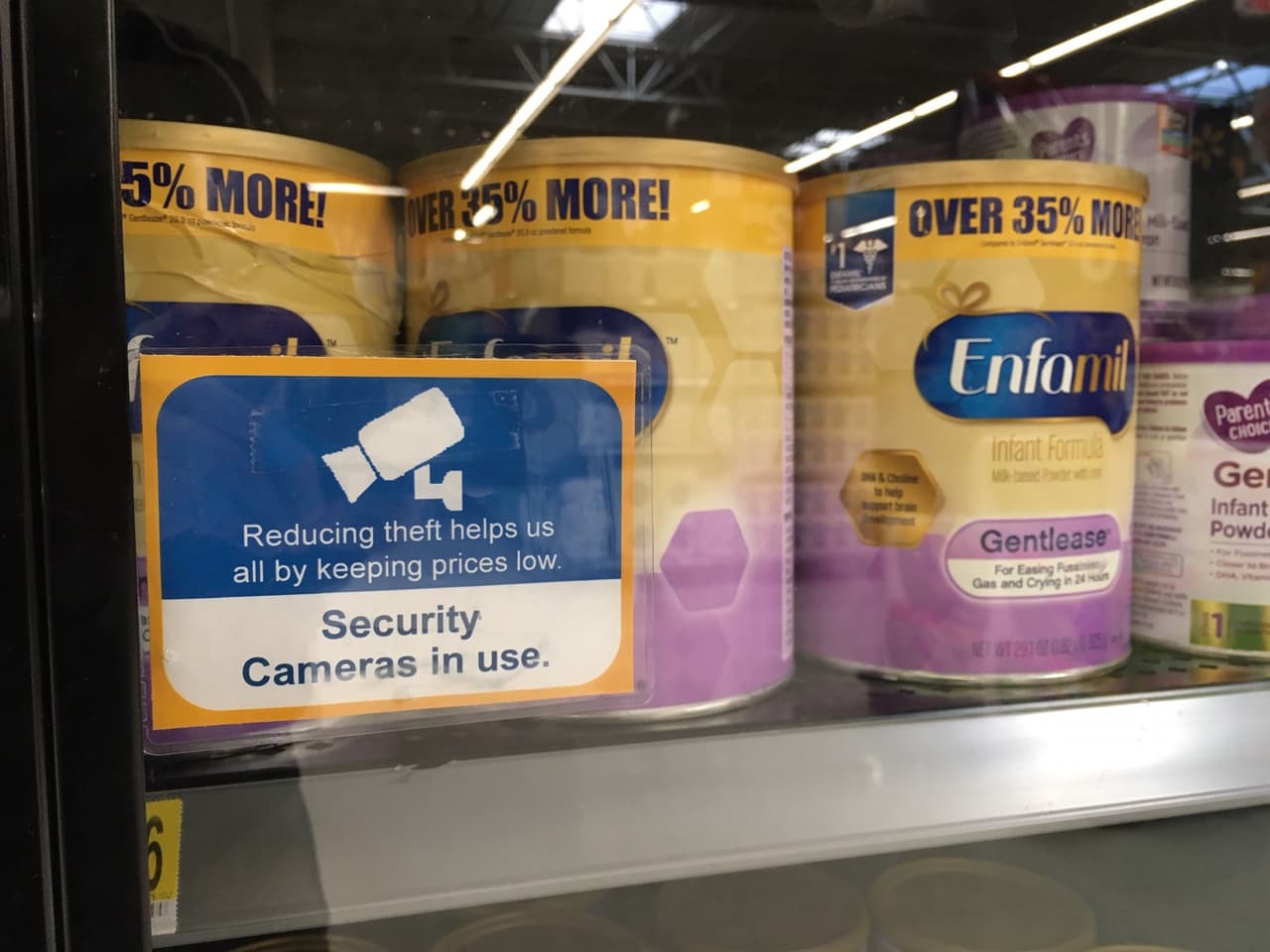 Por qué los narcos obligaron a que la fórmula de leche materna se venda bajo llave en EEUU