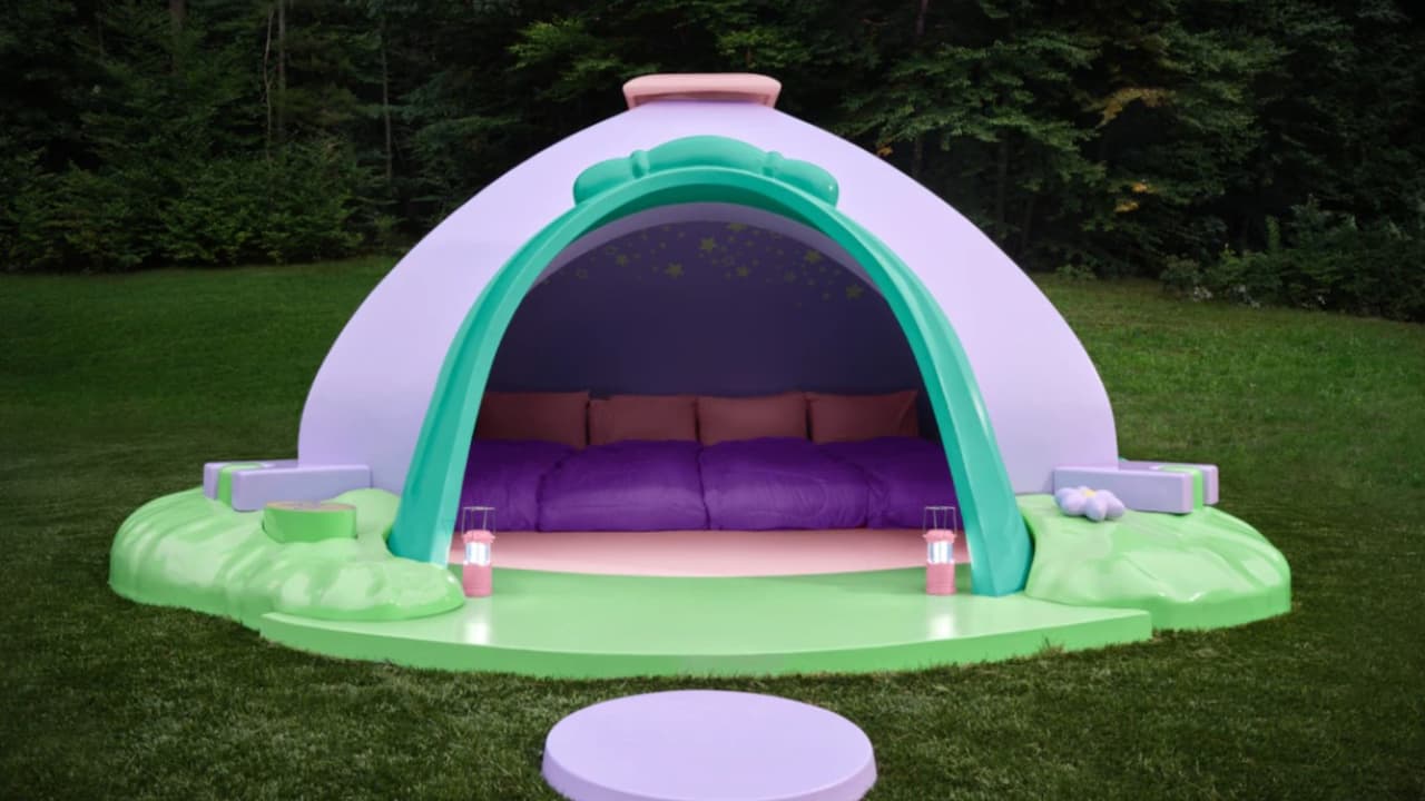 Vueta con una casa de campaña muy al estilo Polly Pocket.