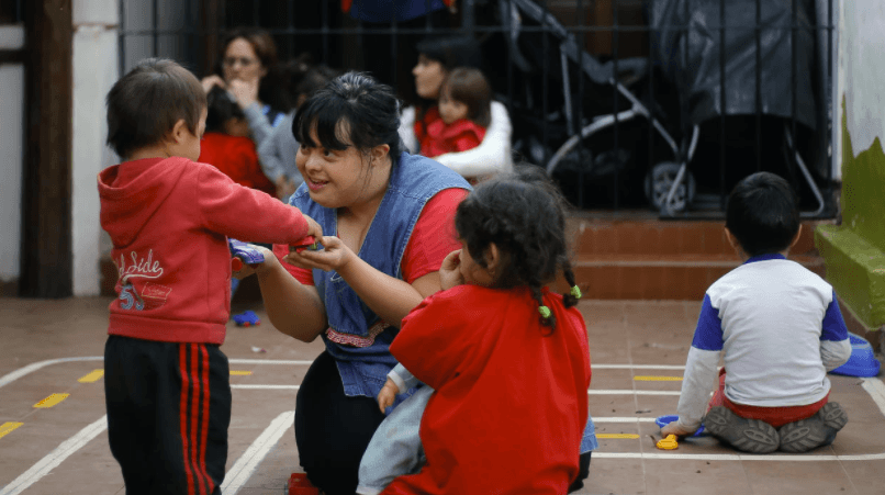 <b>6. La primera maestra titular con síndrome de Down en Argentina</b>
<br>
<br>"Esto me encanta. Desde que soy chica
<b>siempre soñé con ser maestra</b> porque me gustan los niños". Esto dice Noelia Garella, la primera maestra con síndrome de Down que l
<a href="http://www.univision.com/noticias/docencia/noelia-la-hazana-de-ser-maestra-con-sindrome-de-down">ogra convertirse en titular</a> en Argentina.