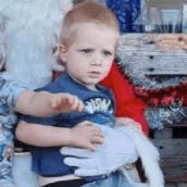 Titus Alexander LaDuke, de 2 años y 7 meses de edad, mide aproximadamente 3'6" y pesa unas 35 libras. Tiene ojos marrones y cabello marrón claro.