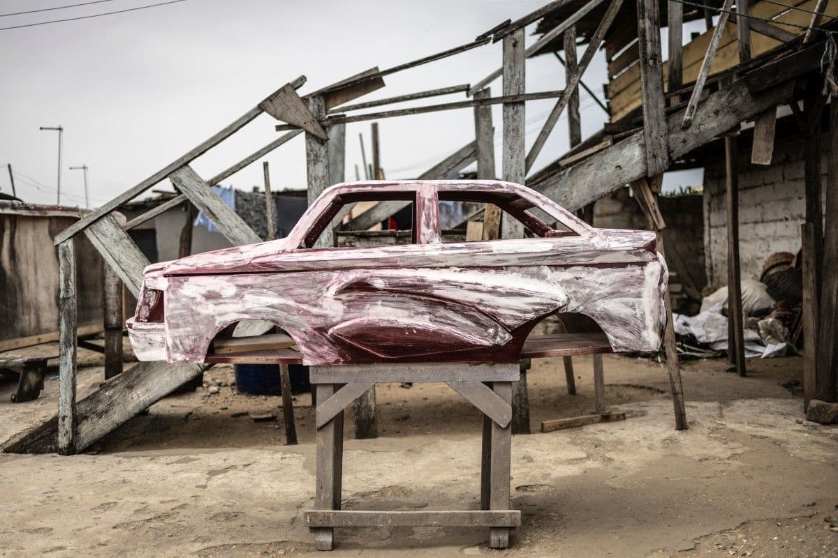 <b>Un coche para emprender el último camino:</b> Este ataúd con forma de automóvil se exhibe en el taller Hello Design Coffin de Accra. Su diseño fue realizado para un conductor, en una tradición que convierte la profesión del fallecido en una parte esencial del homenaje funerario.