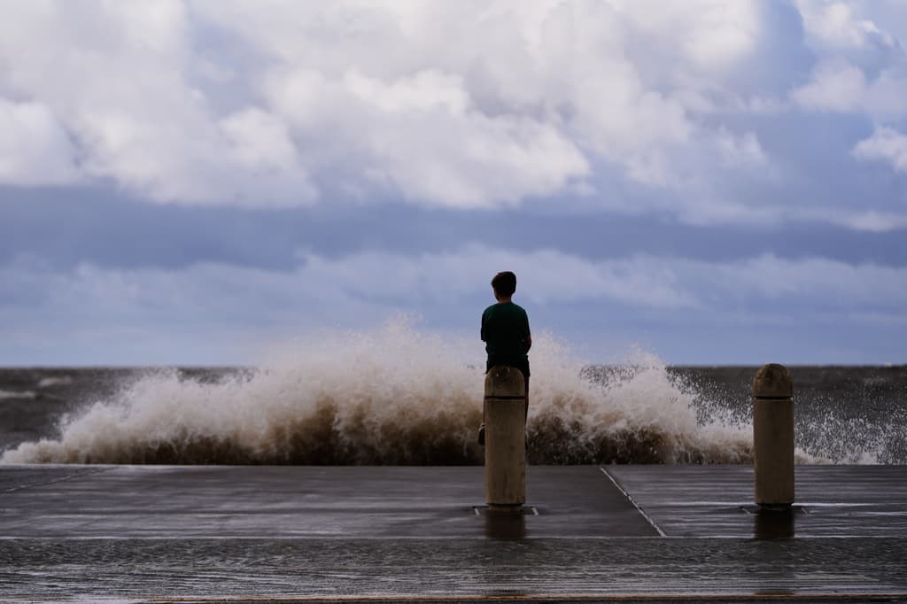 El Centro Nacional de Huracanes emite alerta de tormenta tropical para Texas y Luisiana