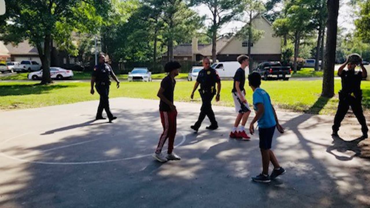 Tres oficiales del precinto 4 del condado Harris atendieron el llamado anónimo al noroeste de Houston.